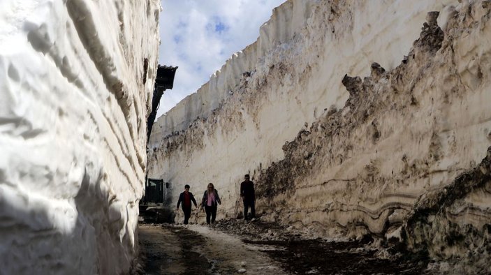 Yüksekova'da, mayıs sonu 8 metrelik karla mücadele -3