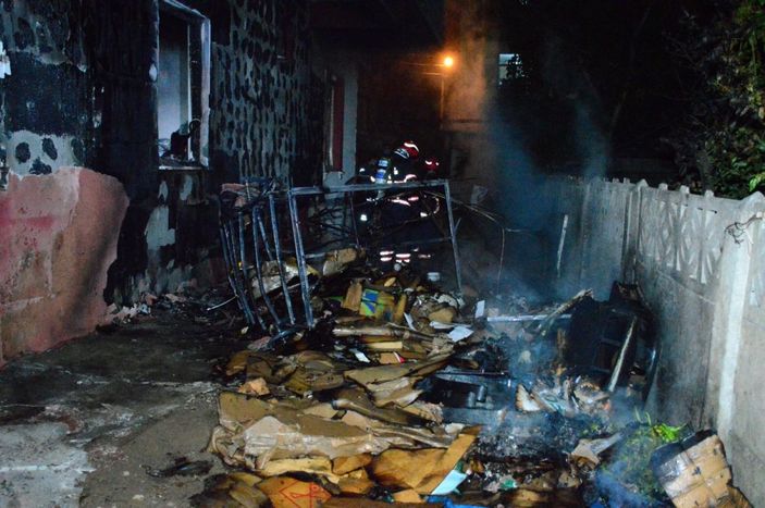 i 3 katlı binada yangın paniği...İtfaiye ekipleri yangını söndürmek için seferber oldu -1