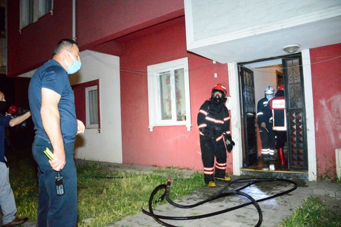 i 3 katlı binada yangın paniği...İtfaiye ekipleri yangını söndürmek için seferber oldu -7