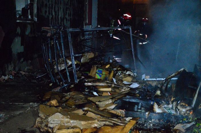 i 3 katlı binada yangın paniği...İtfaiye ekipleri yangını söndürmek için seferber oldu -2