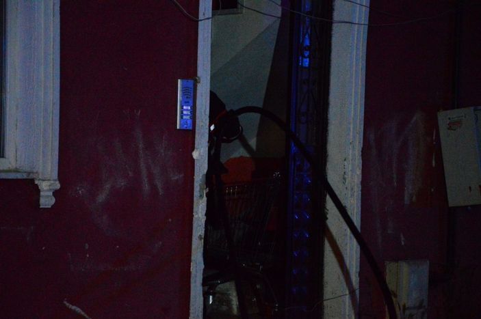 i 3 katlı binada yangın paniği...İtfaiye ekipleri yangını söndürmek için seferber oldu -6