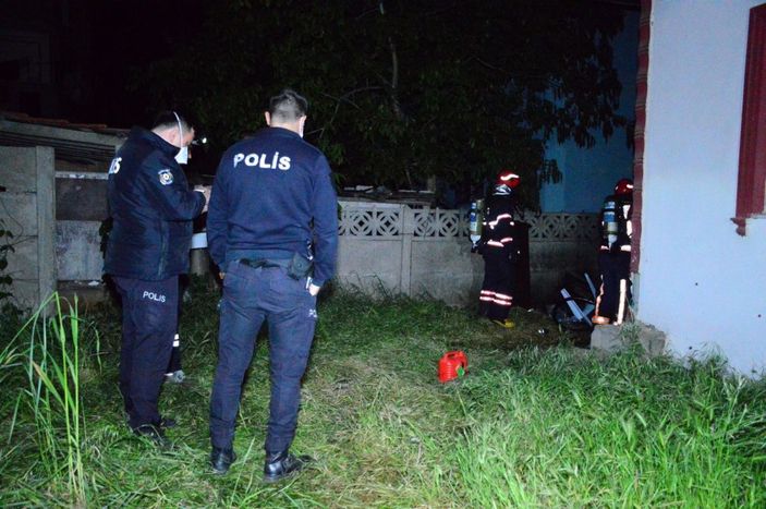 i 3 katlı binada yangın paniği...İtfaiye ekipleri yangını söndürmek için seferber oldu -4