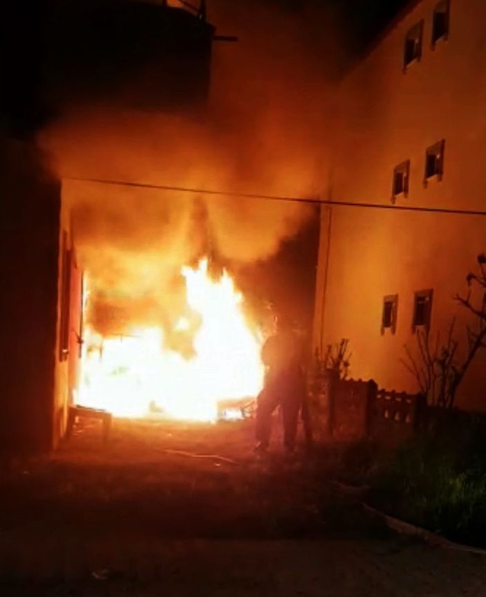 i 3 katlı binada yangın paniği...İtfaiye ekipleri yangını söndürmek için seferber oldu -10