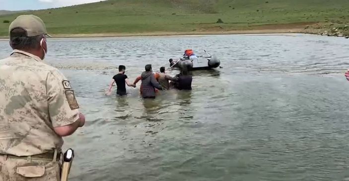 Koyunlarını otlatırken kayboldu, gölde cesedi bulundu -8