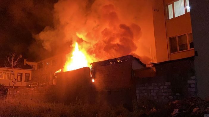 Kavga eden alkollü kardeşler odunluğu yaktı -2