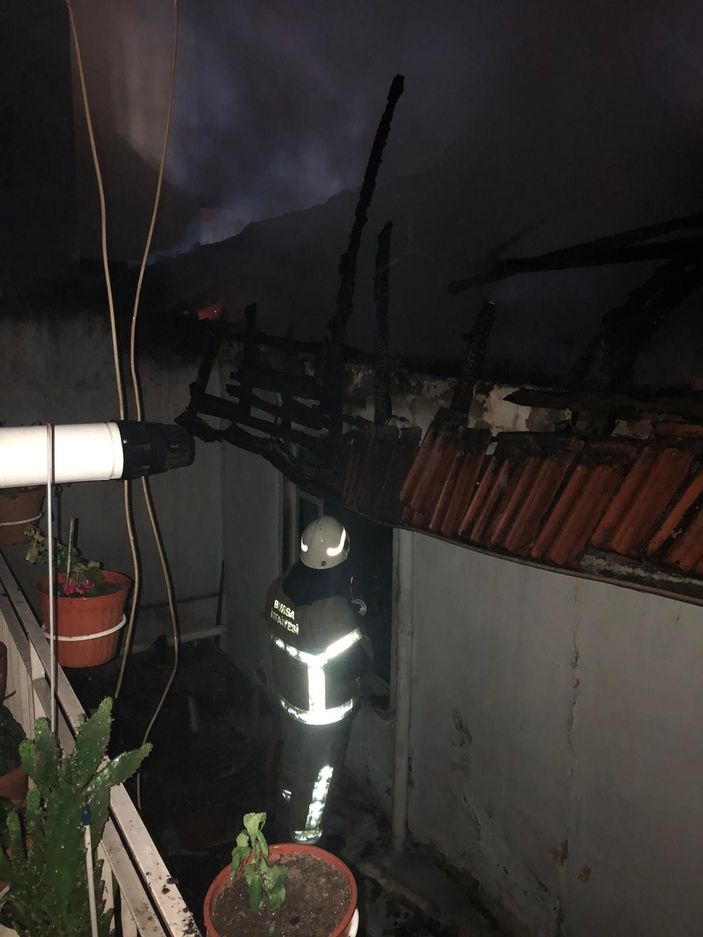 Kavga eden alkollü kardeşler odunluğu yaktı -8