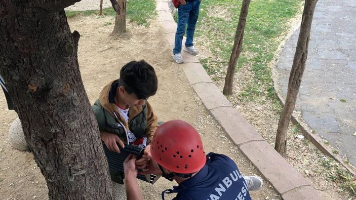 Oturduğu bankın deliğine parmağı sıkıştı, itfaiye kurtardı -3