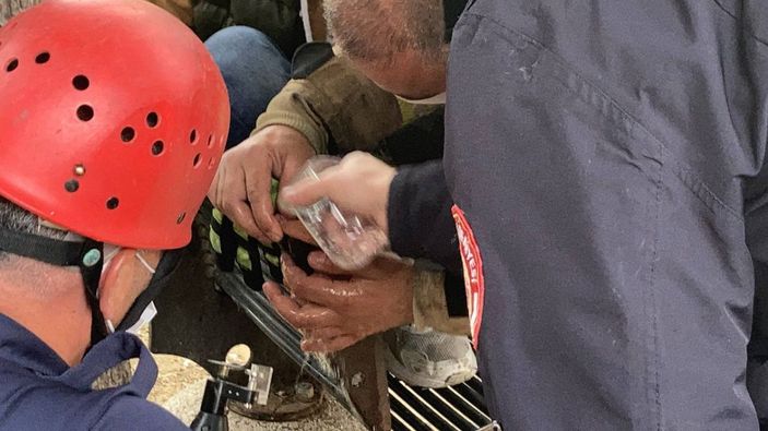 Oturduğu bankın deliğine parmağı sıkıştı, itfaiye kurtardı -6