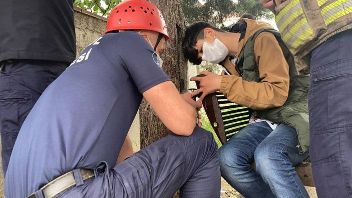 Oturduğu bankın deliğine parmağı sıkıştı, itfaiye kurtardı -1