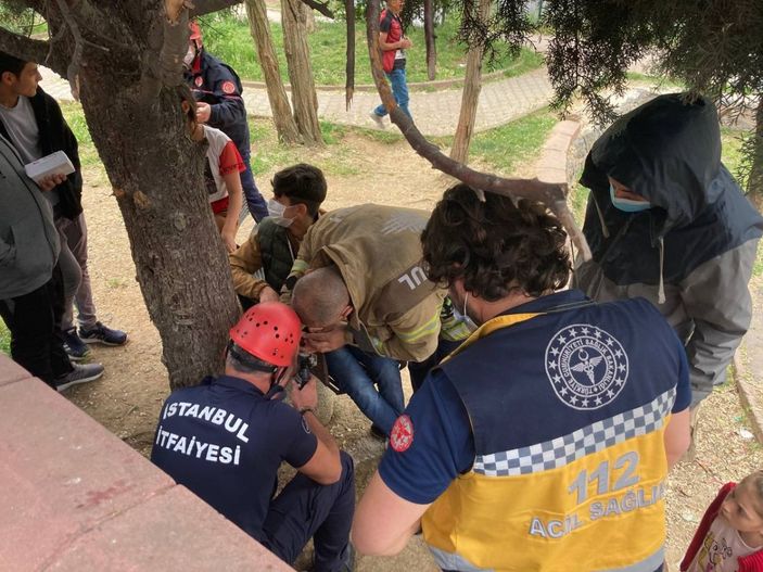 Oturduğu bankın deliğine parmağı sıkıştı, itfaiye kurtardı -4