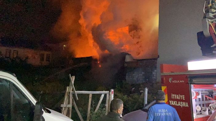 Kavga eden alkollü kardeşler odunluğu yaktı -5