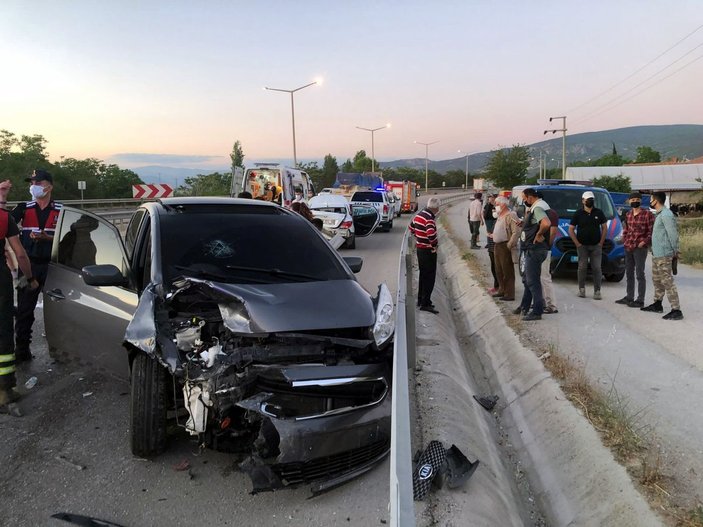 Yol kenarında tartışan Ürdünlülerin otomobiline başka otomobil çarptı: 6 yaralı -1