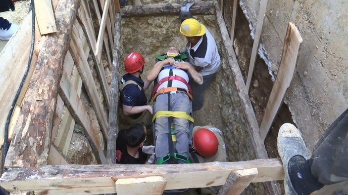 İnşaat işçisini düştüğü çukurdan itfaiye kurtardı -4