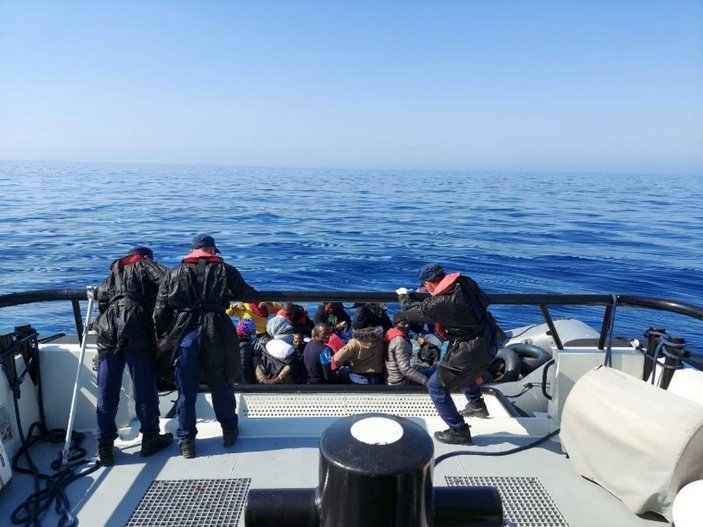 Türk kara sularına itilen 24 göçmen Çeşme açıklarında kurtarıldı  -1