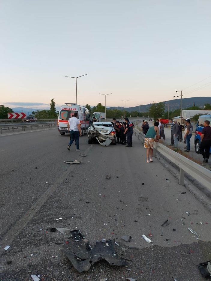 Yolun sağında duran araca çarptı: 6 yaralı -5