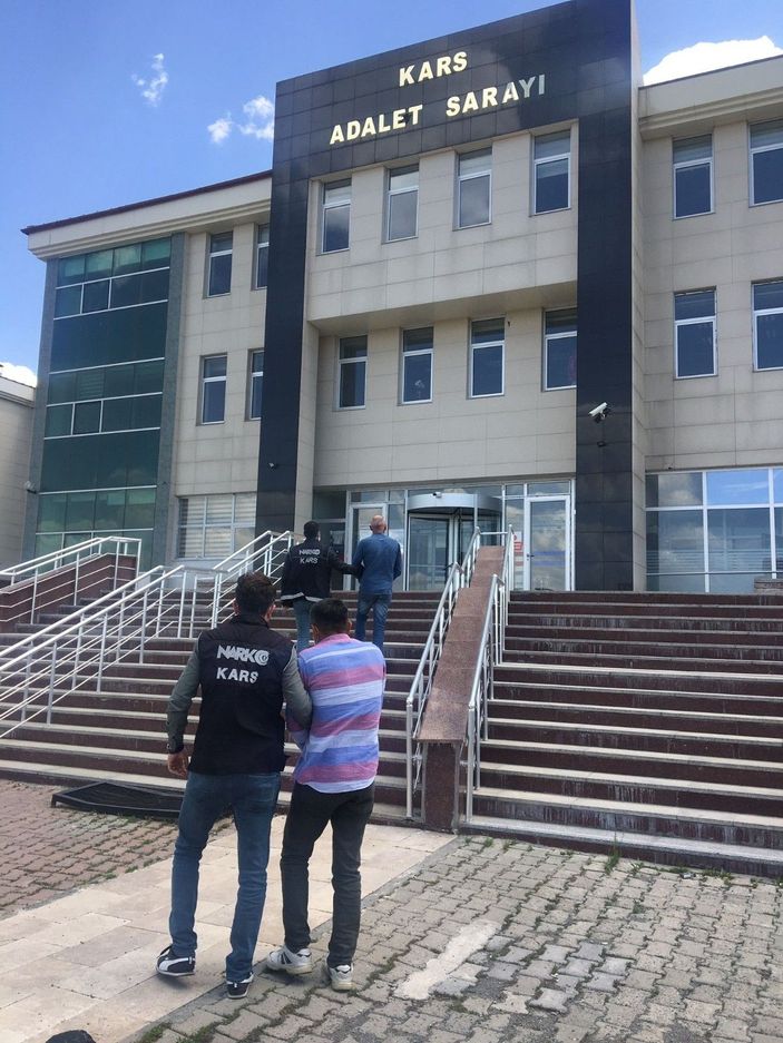 Uyuşturucuyu köpeğin tasmasına sakladılar -1