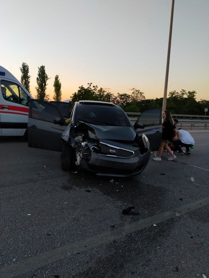 Yolun sağında duran araca çarptı: 6 yaralı -3