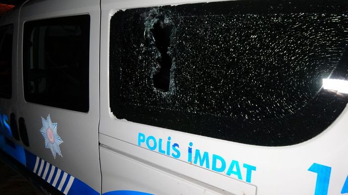 Edirne'de, silahlı kavga ihbarına giden polis aracına 'kiremitli' saldırı -1