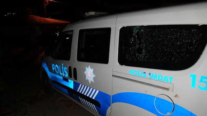 Edirne'de, silahlı kavga ihbarına giden polis aracına 'kiremitli' saldırı -2