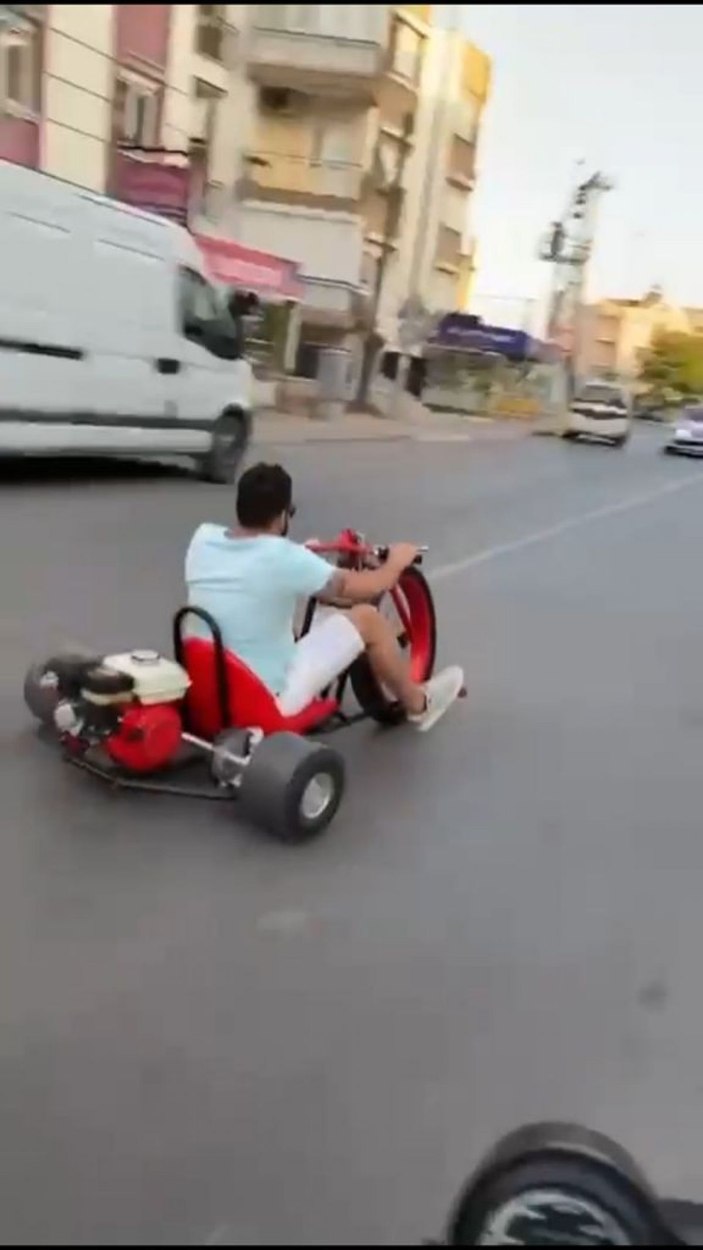 Go-kart aracına bisiklet gidonu ve tekeri takıp trafiğe çıktı -3
