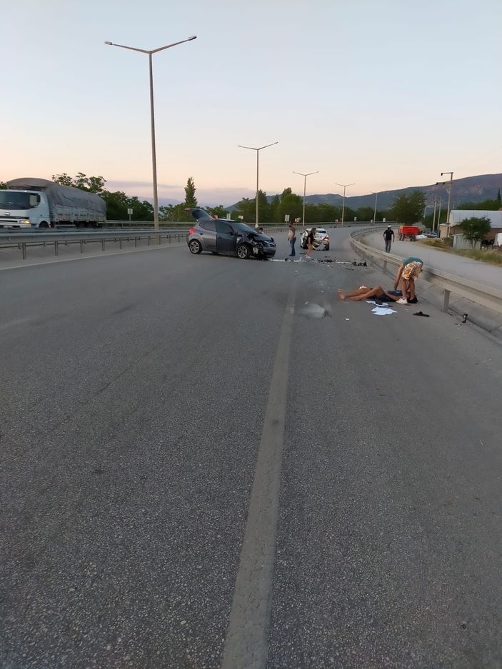 Yolun sağında duran araca çarptı: 6 yaralı -4