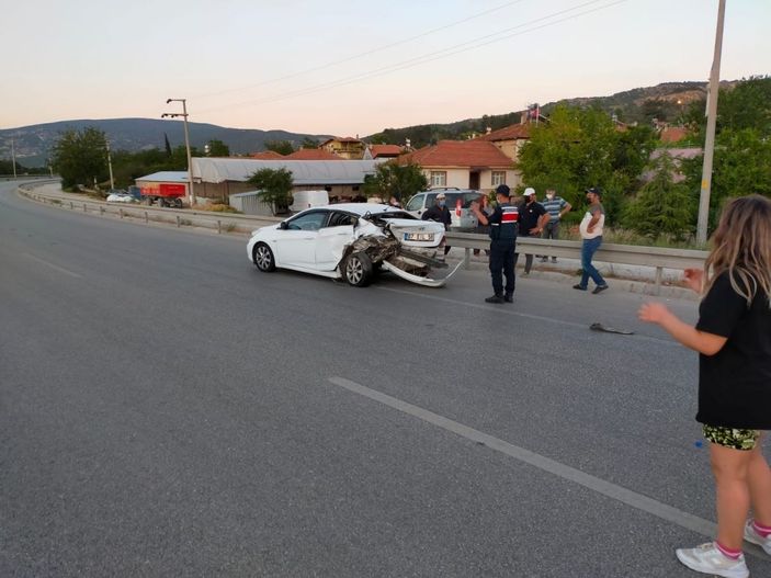 Yolun sağında duran araca çarptı: 6 yaralı -2