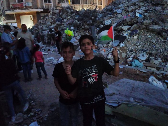 Filistinli çocuklar, İsrail saldırılarında ölen çocuklar için 66 mum yaktı -4