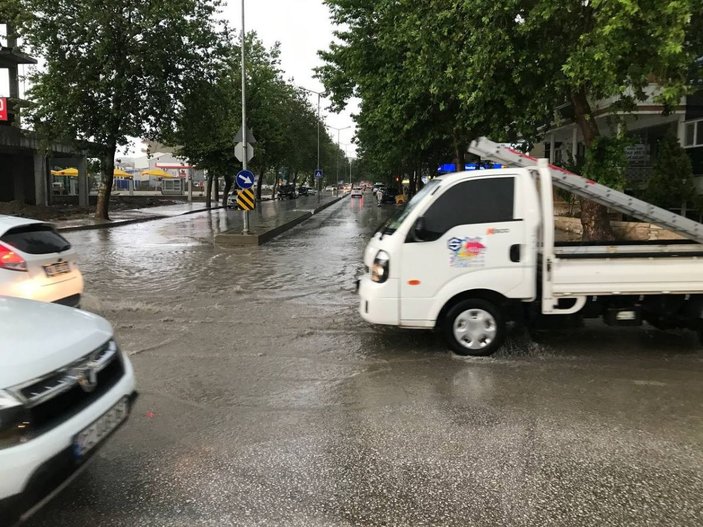 Edirne’de sağanak yağış yolları göle çevirdi, sürücüler zor anlar yaşadı -5