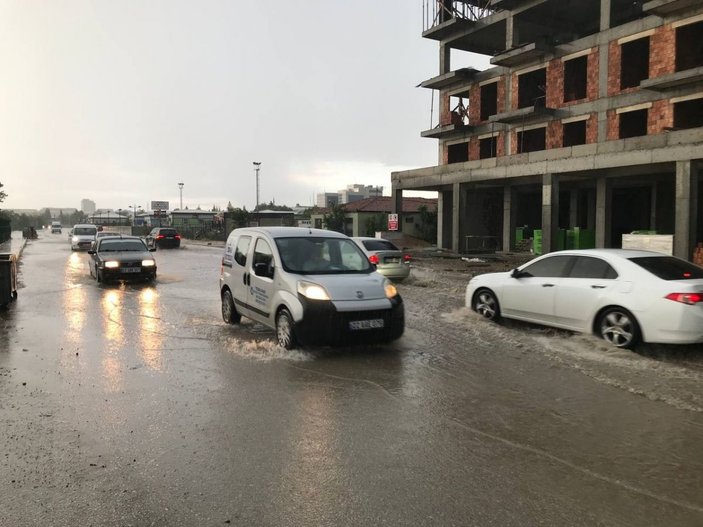Edirne’de sağanak yağış yolları göle çevirdi, sürücüler zor anlar yaşadı -2