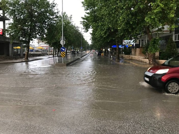 Edirne’de sağanak yağış yolları göle çevirdi, sürücüler zor anlar yaşadı -4