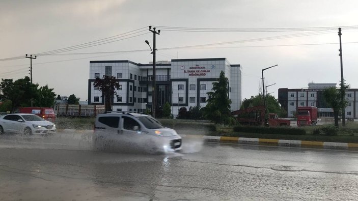 Edirne’de sağanak yağış yolları göle çevirdi, sürücüler zor anlar yaşadı -6