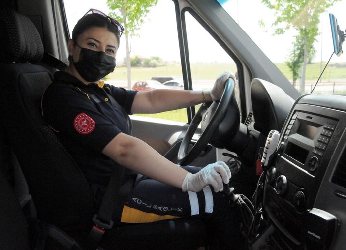 Acil tıp teknisyenliğini bırakıp, kentin tek kadın ambulans şoförü oldu -1