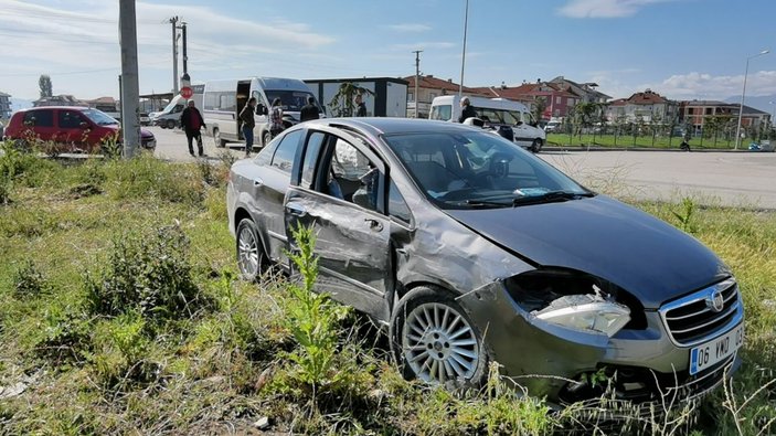 Bursa'da işçilerin minibüsü ile otomobil çarpıştı: 7 yaralı -2