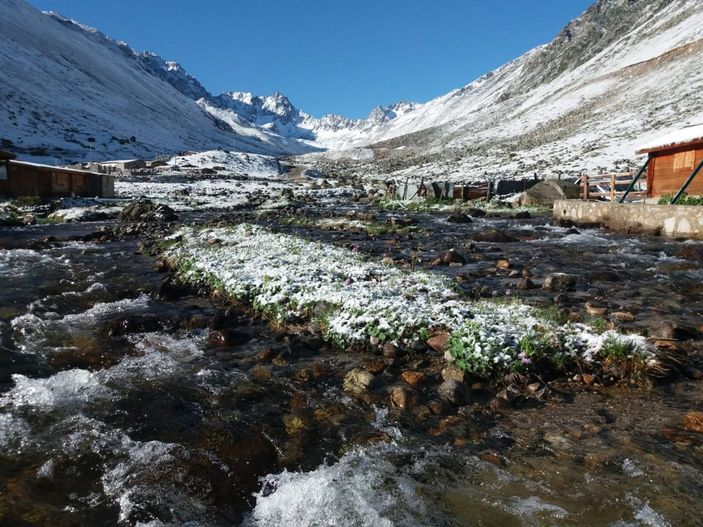 Rize’de yaylaya kar yağdı -3