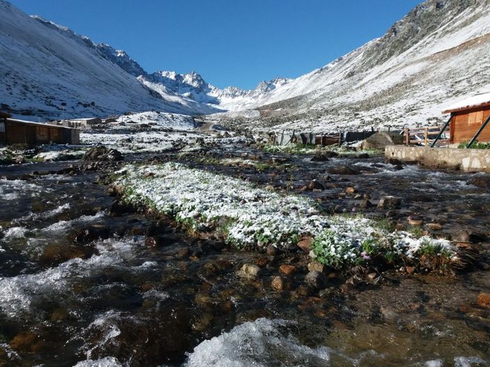 Rize’de yaylaya kar yağdı -4
