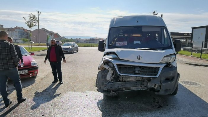 Bursa'da işçilerin minibüsü ile otomobil çarpıştı: 7 yaralı -3