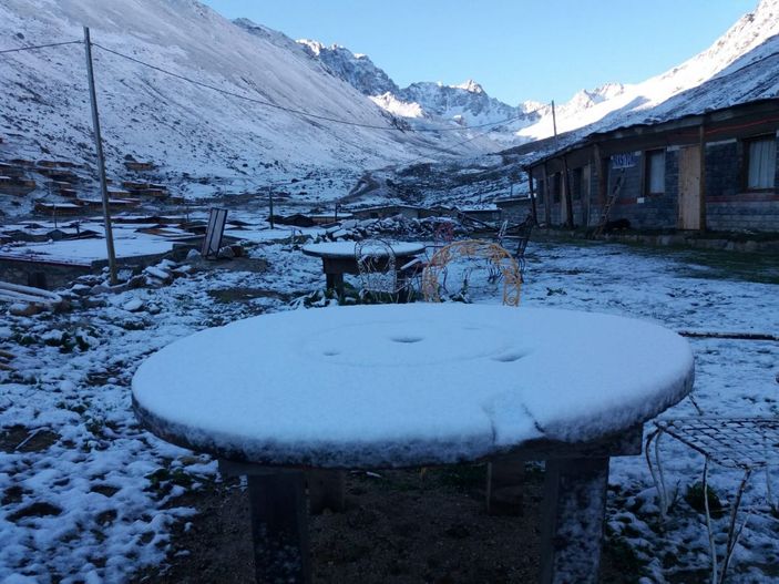 Rize’de yaylaya kar yağdı -6