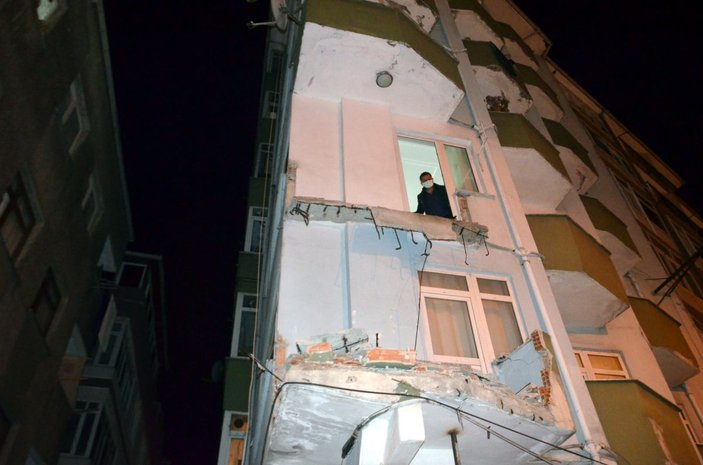 Avcılar'da 42 yıllık binanın iki balkonu çöktü -7