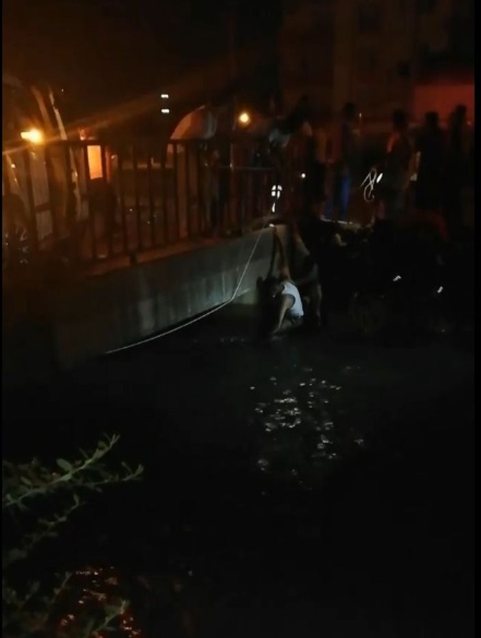 Hafif ticari araçla çarpışan otomobil, sulama kanalına uçtu: 3 yaralı -3