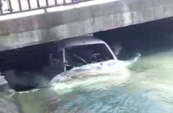 Hafif ticari araçla çarpışan otomobil, sulama kanalına uçtu: 3 yaralı -1