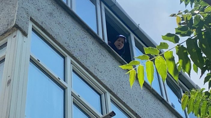 Beyoğlu’nda balkondan düşen genci ağaçlar kurtardı -1