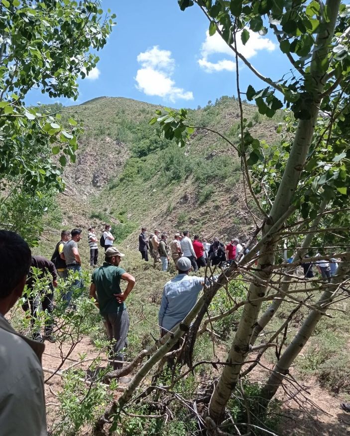 Bingöl'de ağaç dibinde insan ait kemikleri ve kıyafet bulundu -4