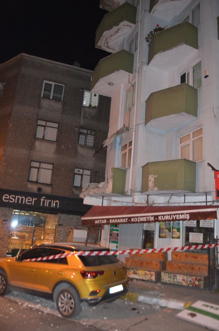 Avcılar'da 42 yıllık binanın iki balkonu çöktü -3
