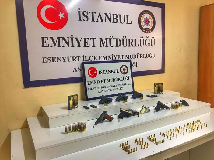 Esenyurt'ta otomobil galerilerinde ruhsatsız silah ticareti yapan 4 kişi yakalandı -1