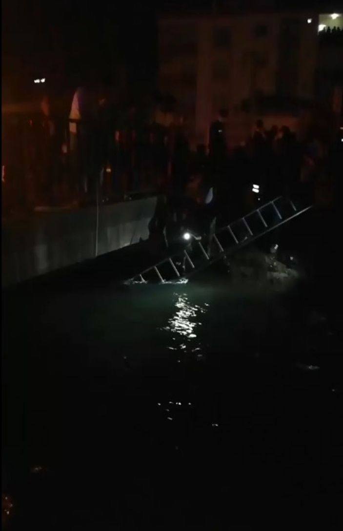 Hafif ticari araçla çarpışan otomobil, sulama kanalına uçtu: 3 yaralı -4