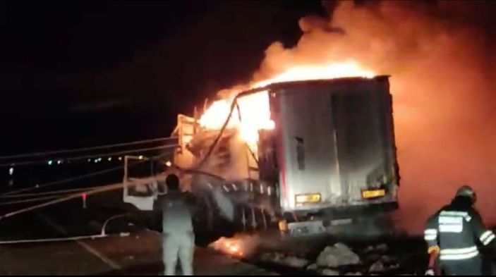 Trafoya çarpan TIR, düşen elektrik telleriyle alev alev yandı -3