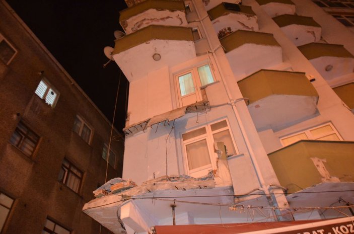 Avcılar'da 42 yıllık binanın iki balkonu çöktü -9