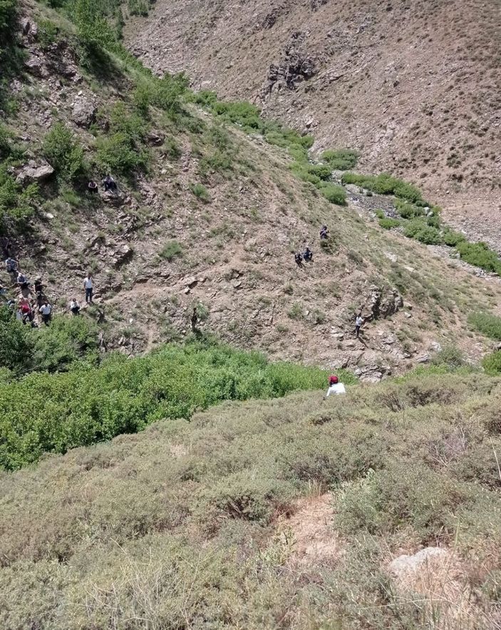 Bingöl'de ağaç dibinde insan ait kemikleri ve kıyafet bulundu -2