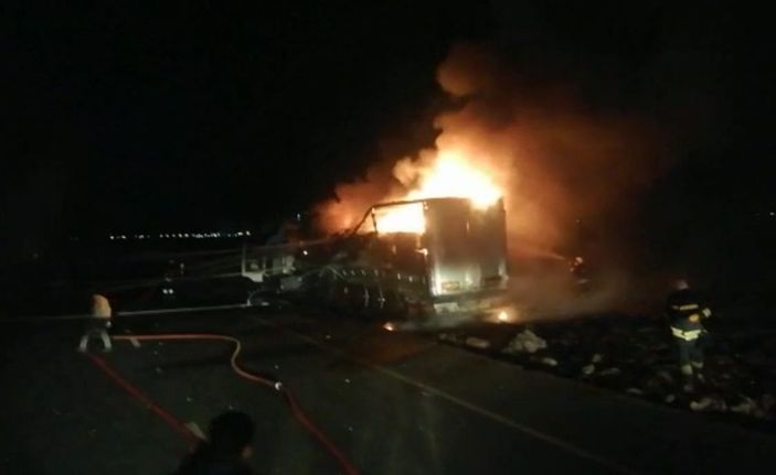 Trafoya çarpan TIR, düşen elektrik telleriyle alev alev yandı -2