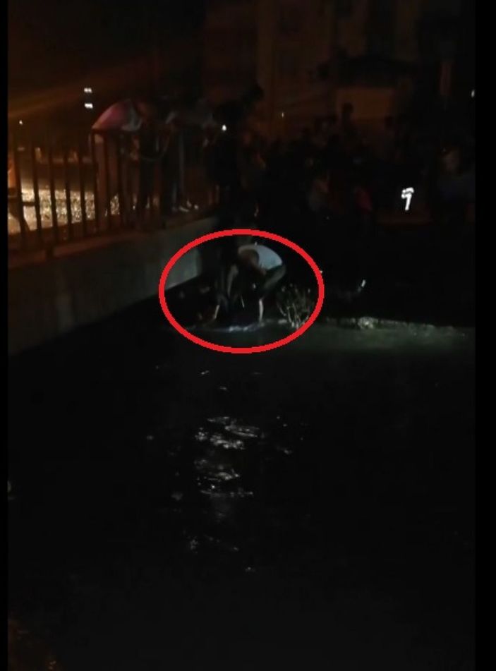 Hafif ticari araçla çarpışan otomobil, sulama kanalına uçtu: 3 yaralı -2